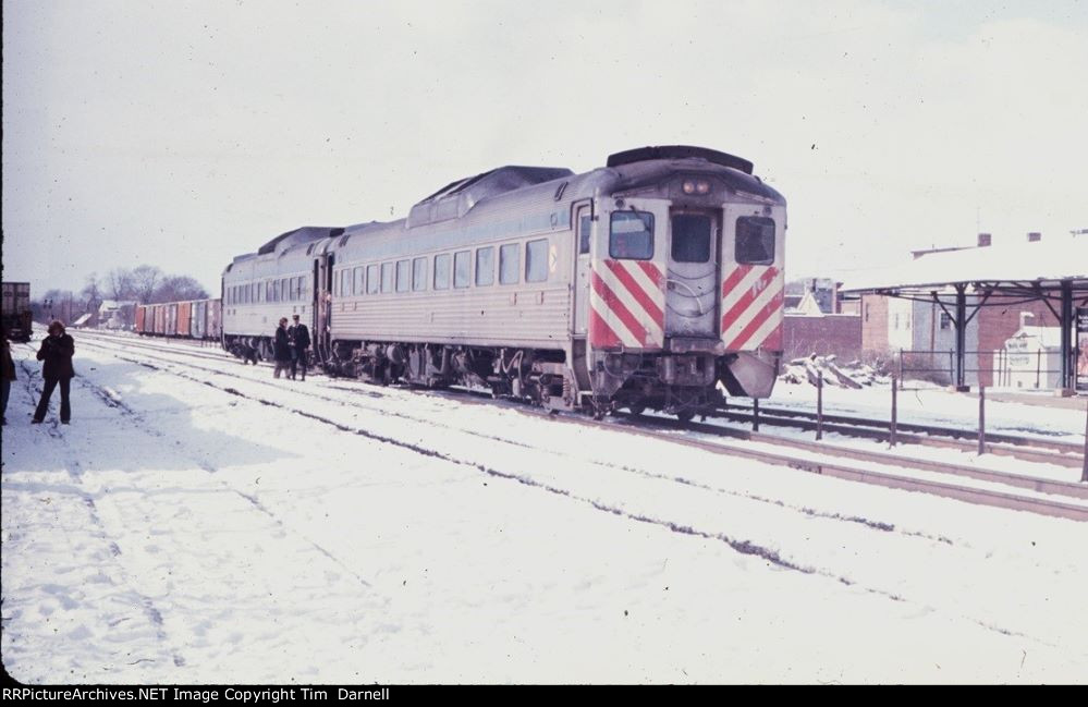 CNJ RDCs make a station stop